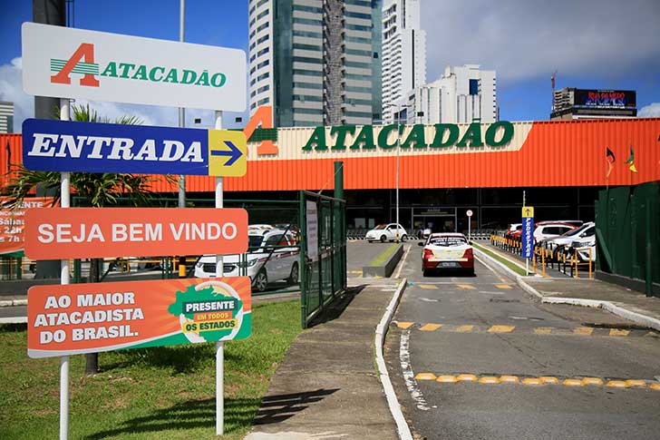 Carrefour ouvre en France le premier magasin discount de sa filiale brésilienne Atacadao